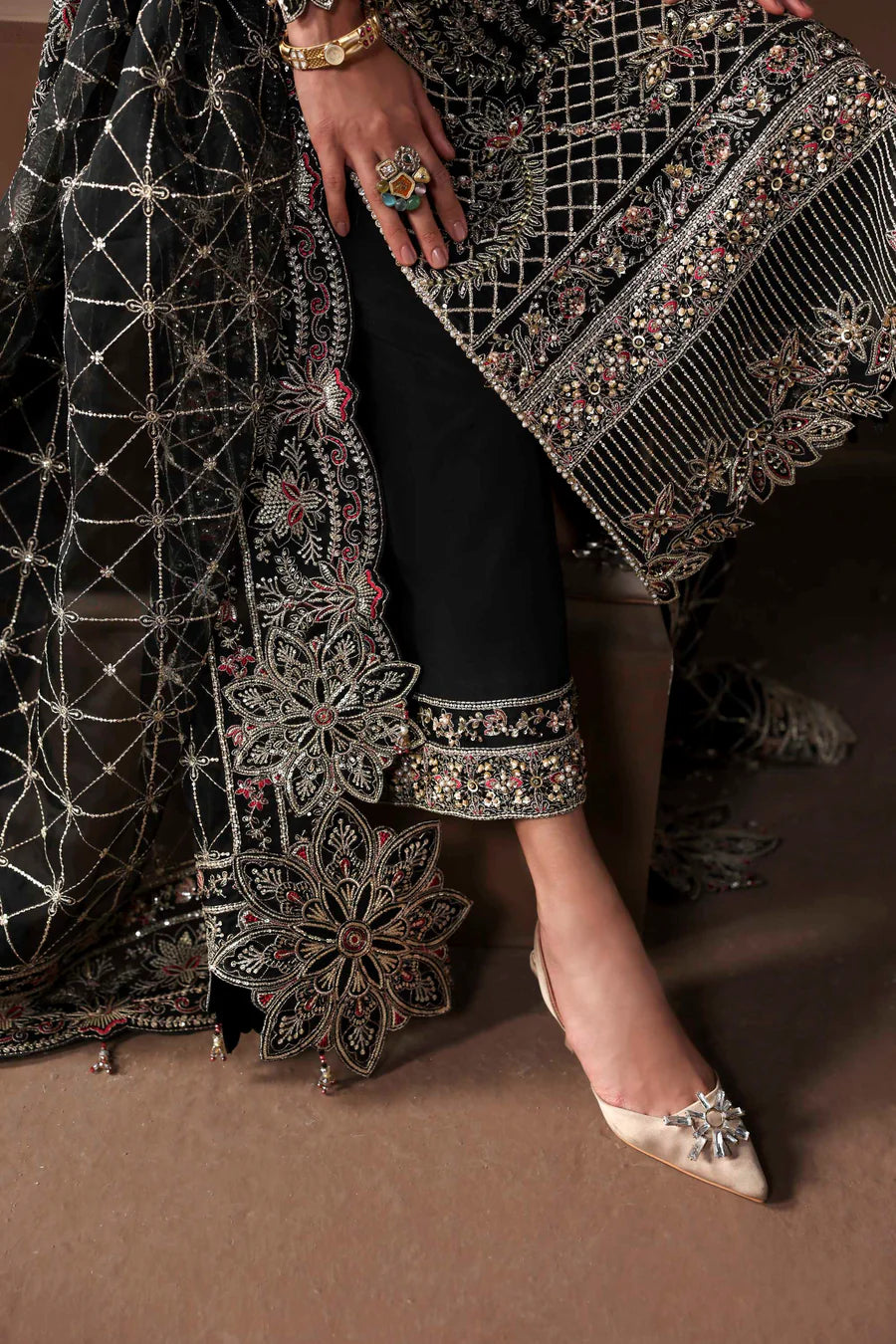 Shop organza embroidered saree with hand embellished blouse, pallu & borders. Includes raw silk inner—perfect for weddings & festive occasions.