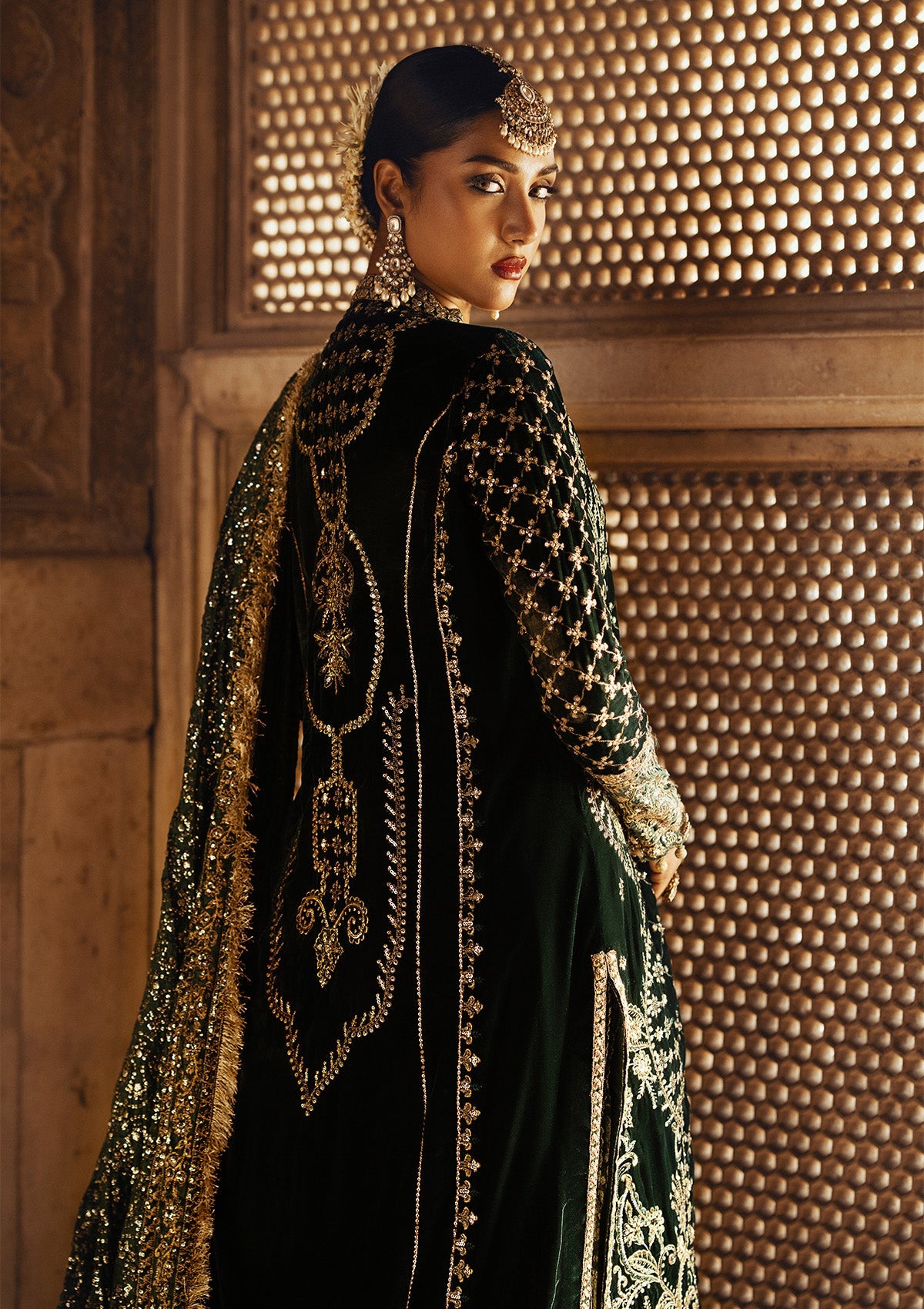 AIK Atelier Dastoor A2402 sleeve border close-up