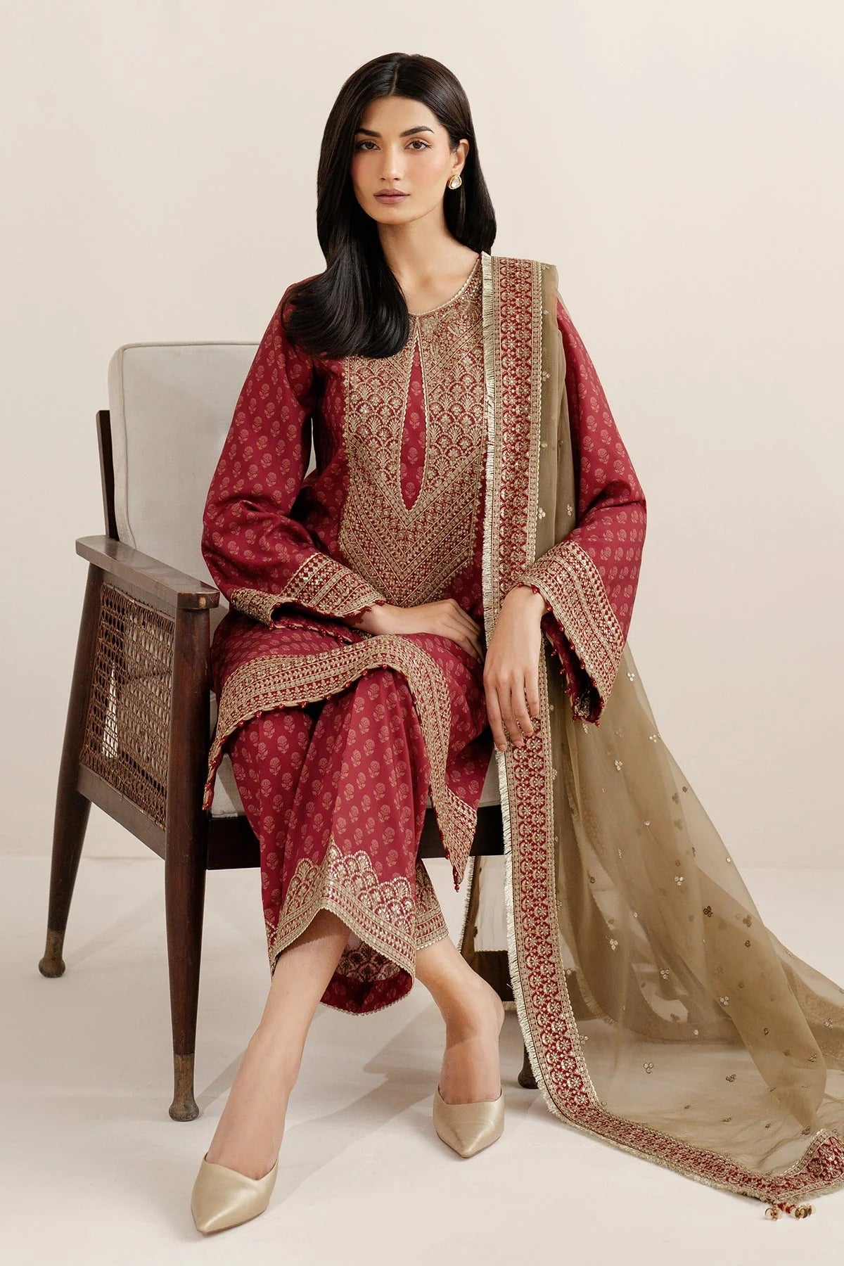 UR-7057 blends digital print and embroidery on raw silk with detailed borders and organza dupatta. A timeless yet modern look for formal or festive events.