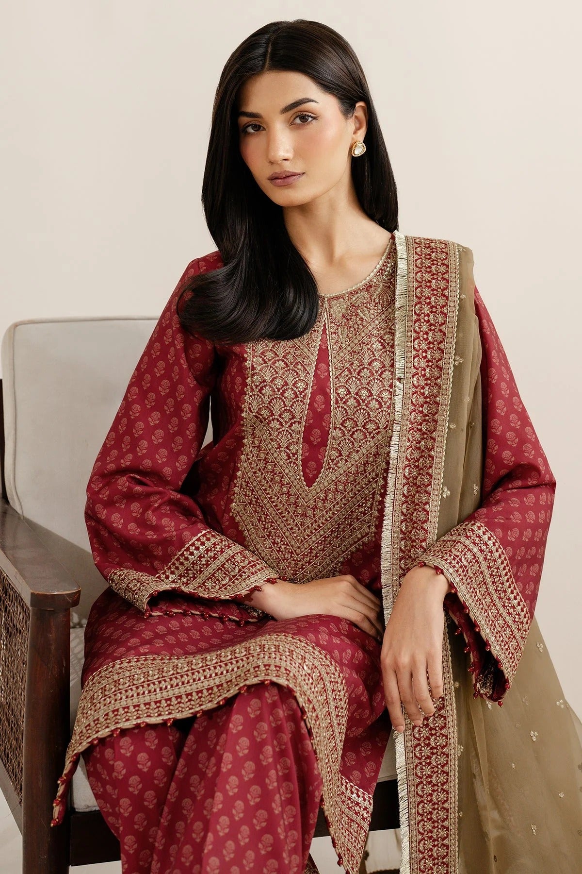 UR-7057 blends digital print and embroidery on raw silk with detailed borders and organza dupatta. A timeless yet modern look for formal or festive events.