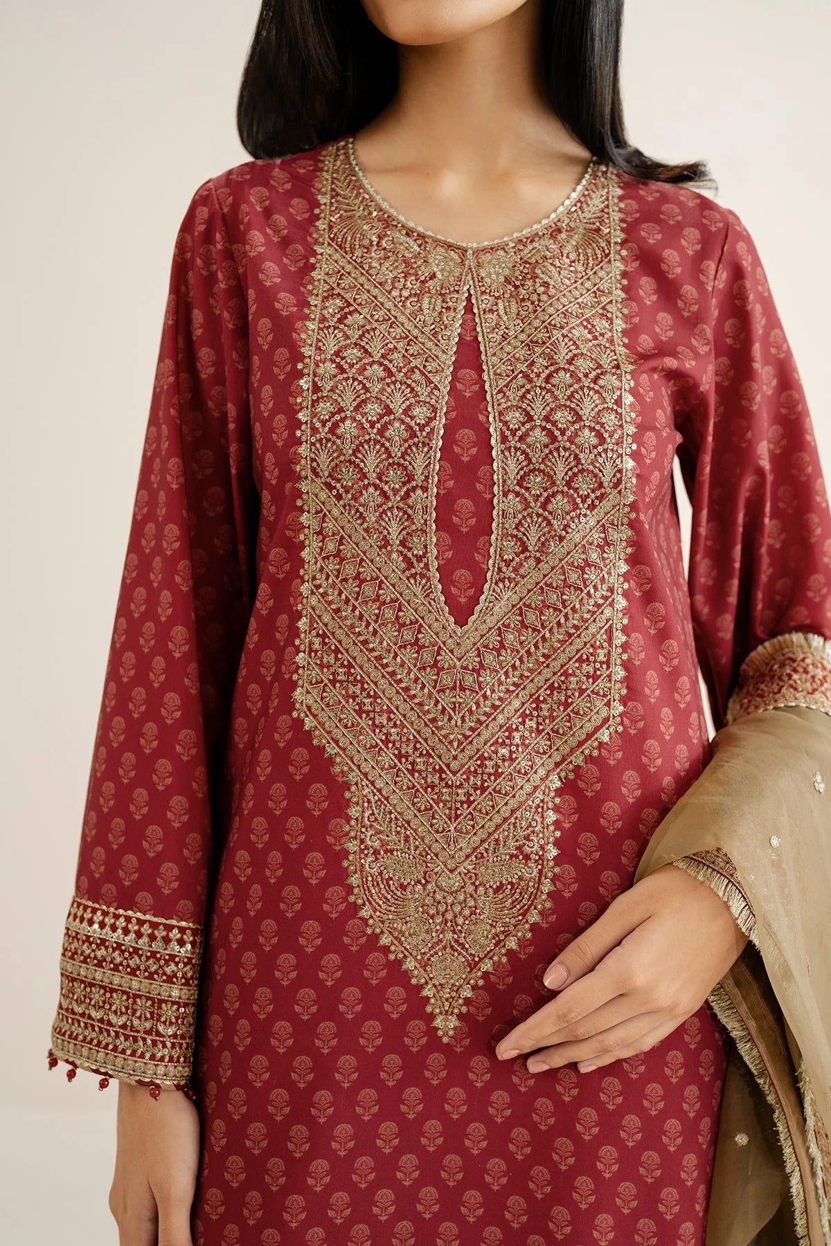 UR-7057 blends digital print and embroidery on raw silk with detailed borders and organza dupatta. A timeless yet modern look for formal or festive events.