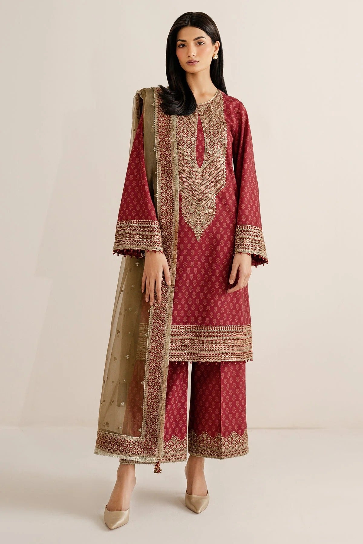 UR-7057 blends digital print and embroidery on raw silk with detailed borders and organza dupatta. A timeless yet modern look for formal or festive events.