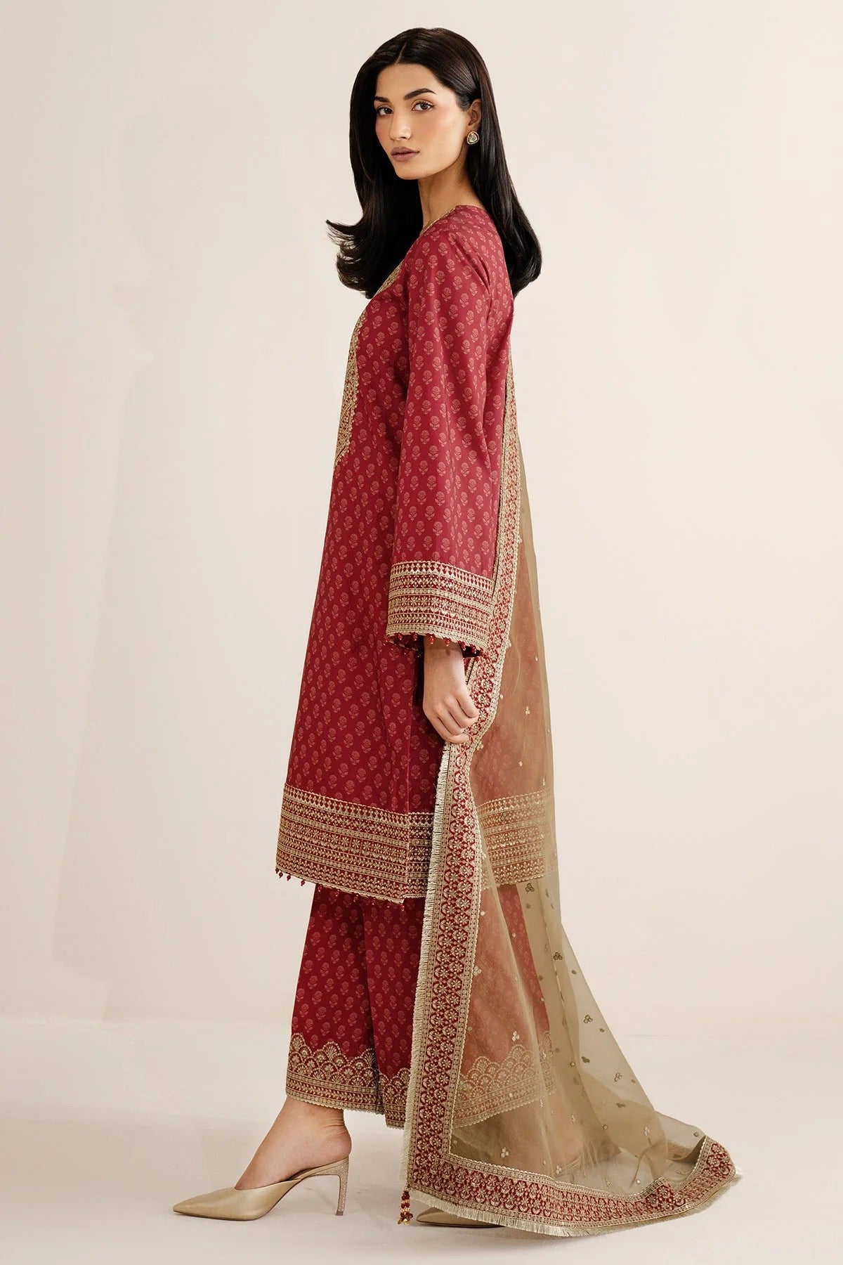 UR-7057 blends digital print and embroidery on raw silk with detailed borders and organza dupatta. A timeless yet modern look for formal or festive events.
