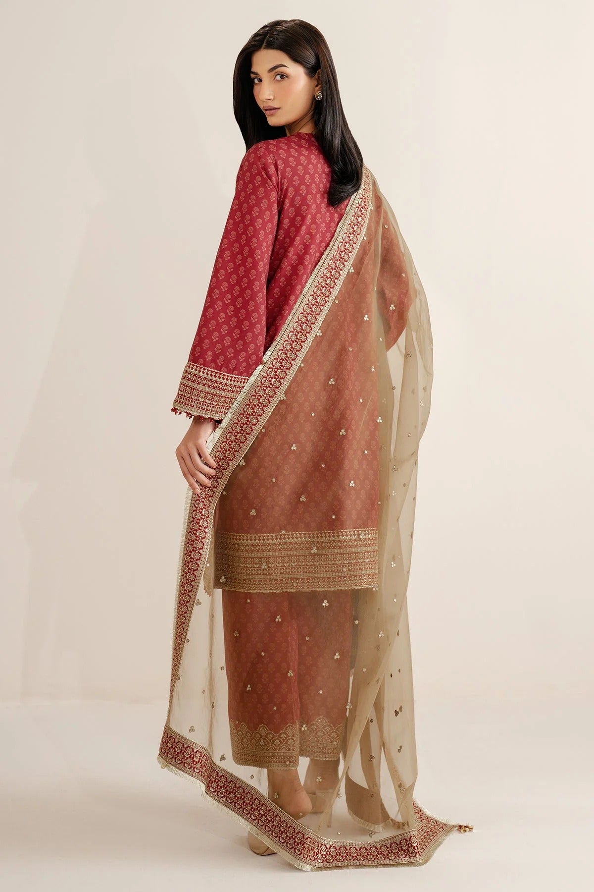 UR-7057 blends digital print and embroidery on raw silk with detailed borders and organza dupatta. A timeless yet modern look for formal or festive events.
