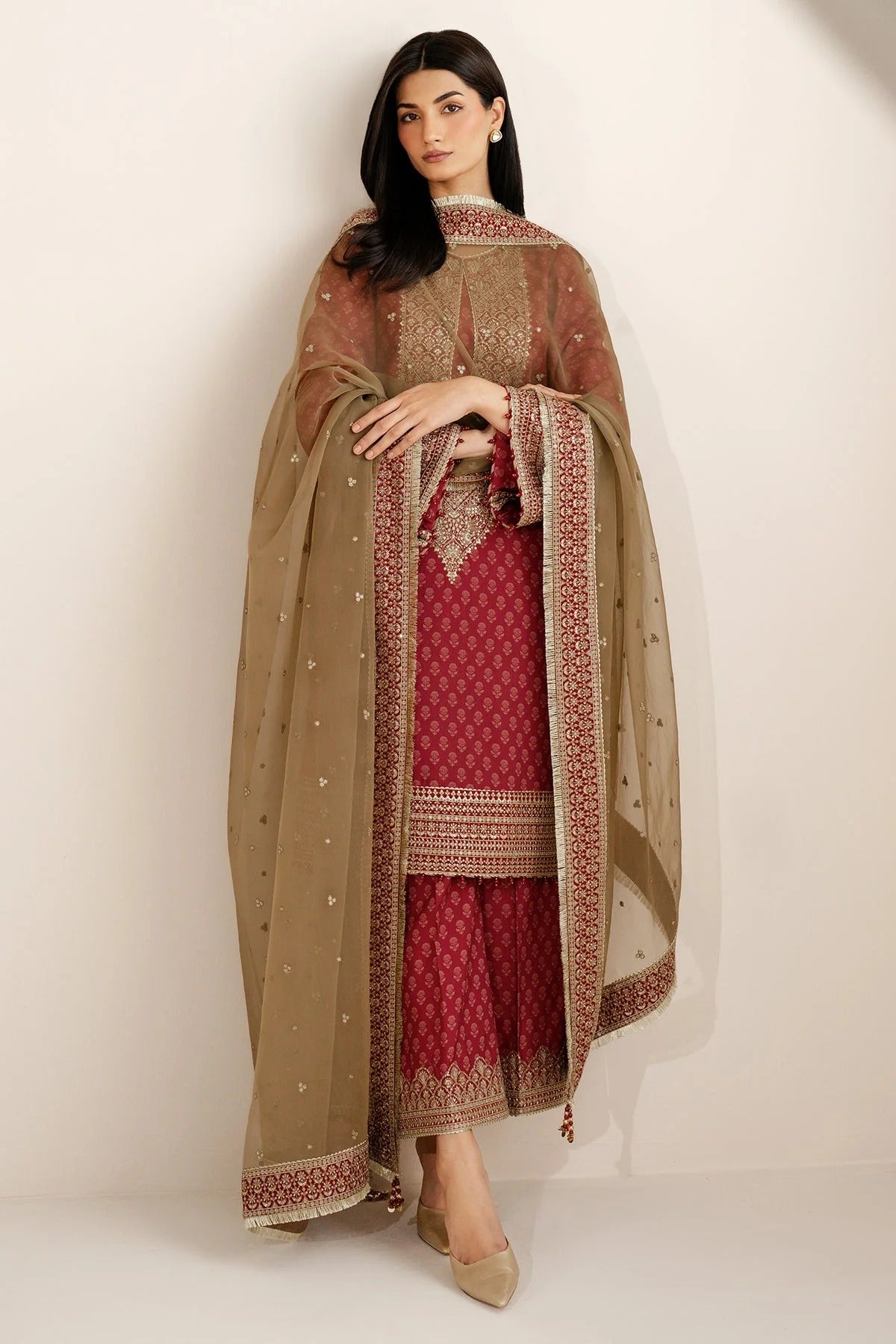 UR-7057 blends digital print and embroidery on raw silk with detailed borders and organza dupatta. A timeless yet modern look for formal or festive events.