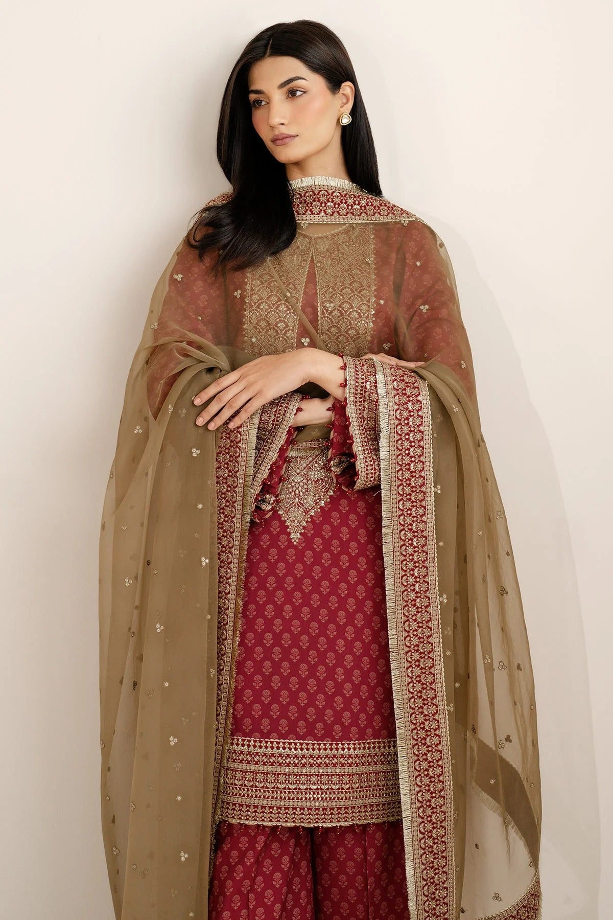 UR-7057 blends digital print and embroidery on raw silk with detailed borders and organza dupatta. A timeless yet modern look for formal or festive events.