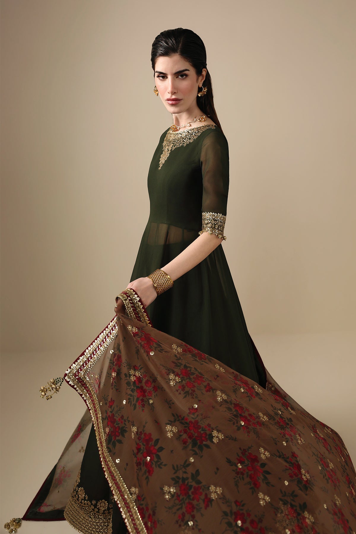 Jazmin UC-3121 embroidered borders detail