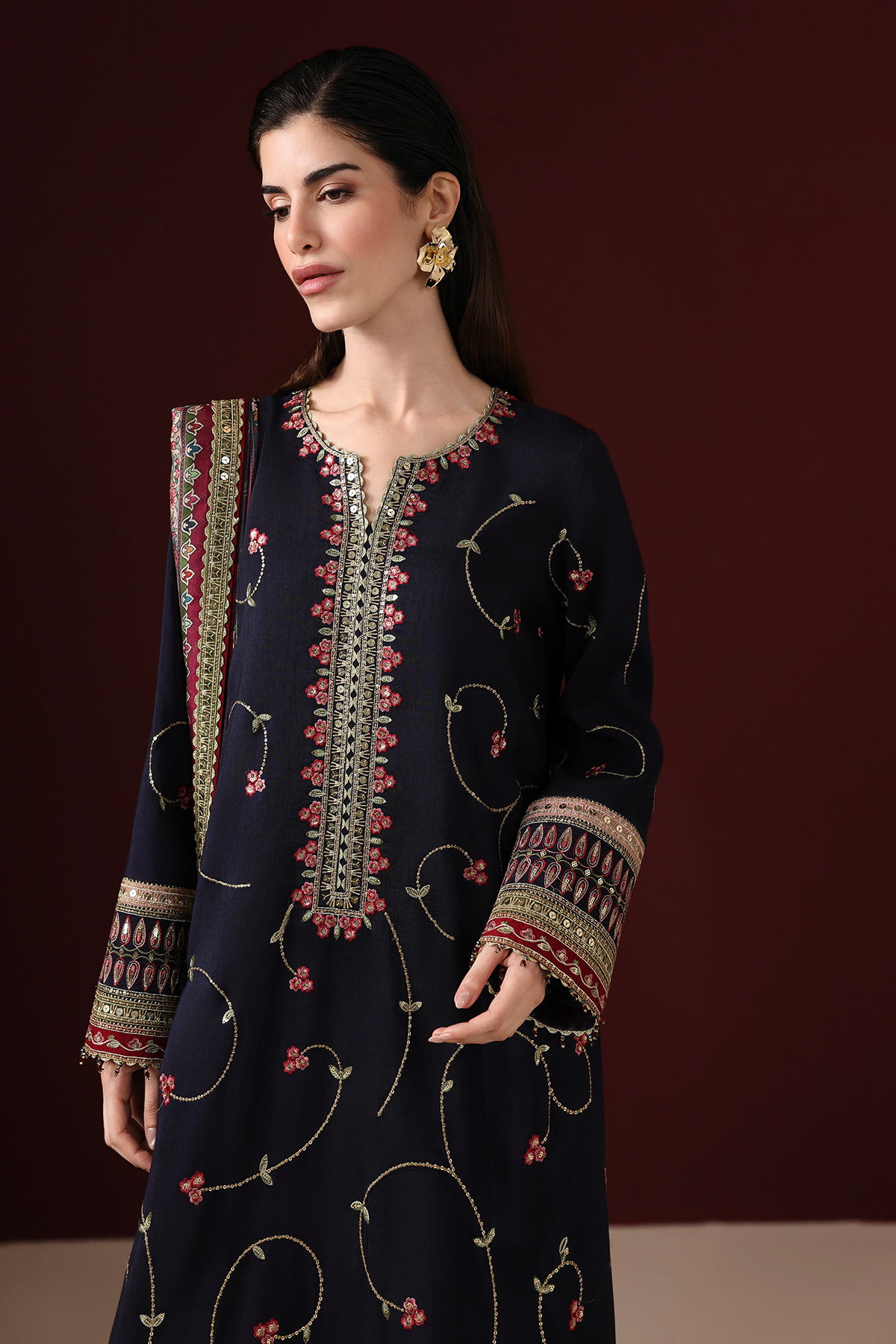 Jazmin UR-7087 embroidered borders close-up