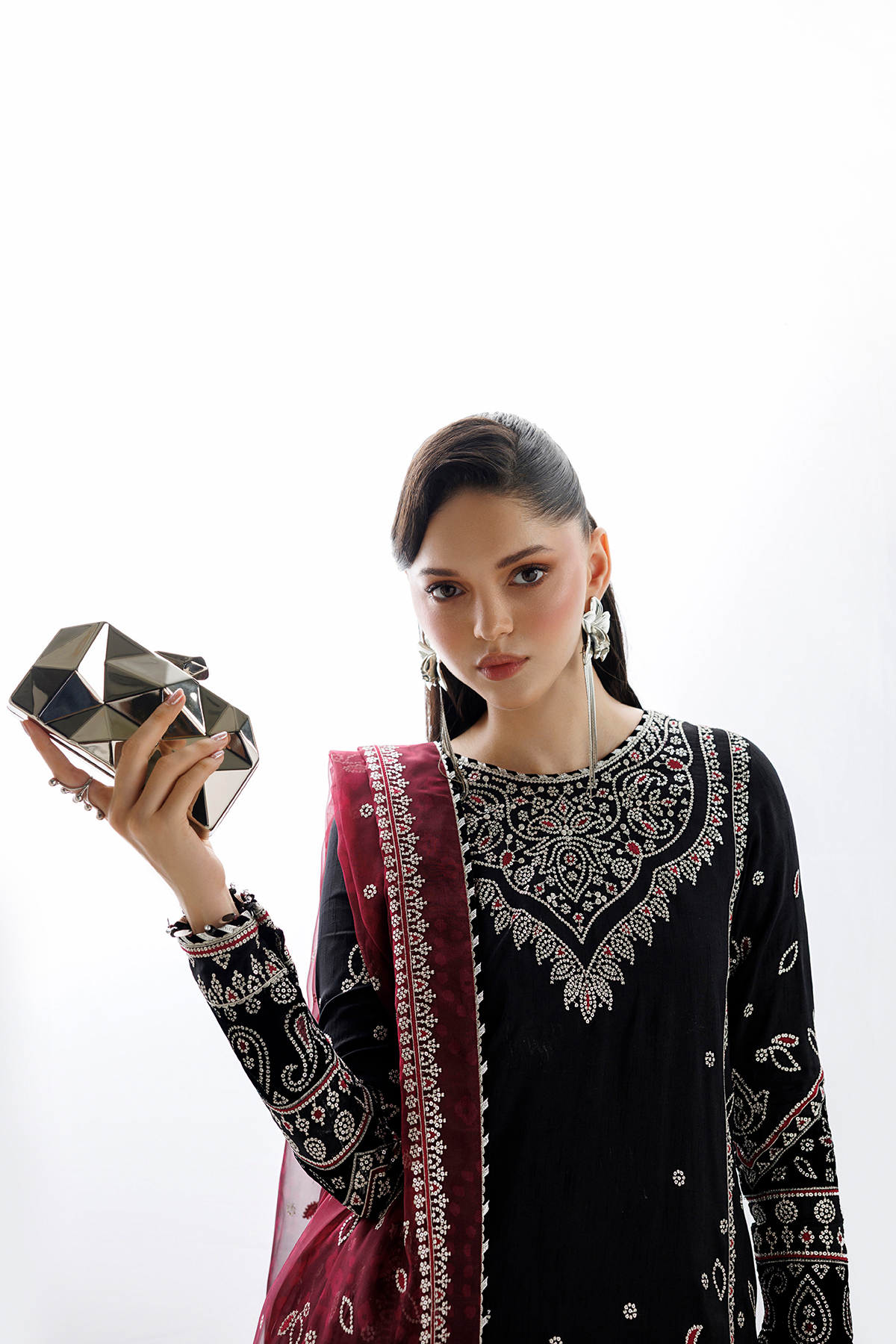 Jazmin UR-7091 embroidered dupatta close-up