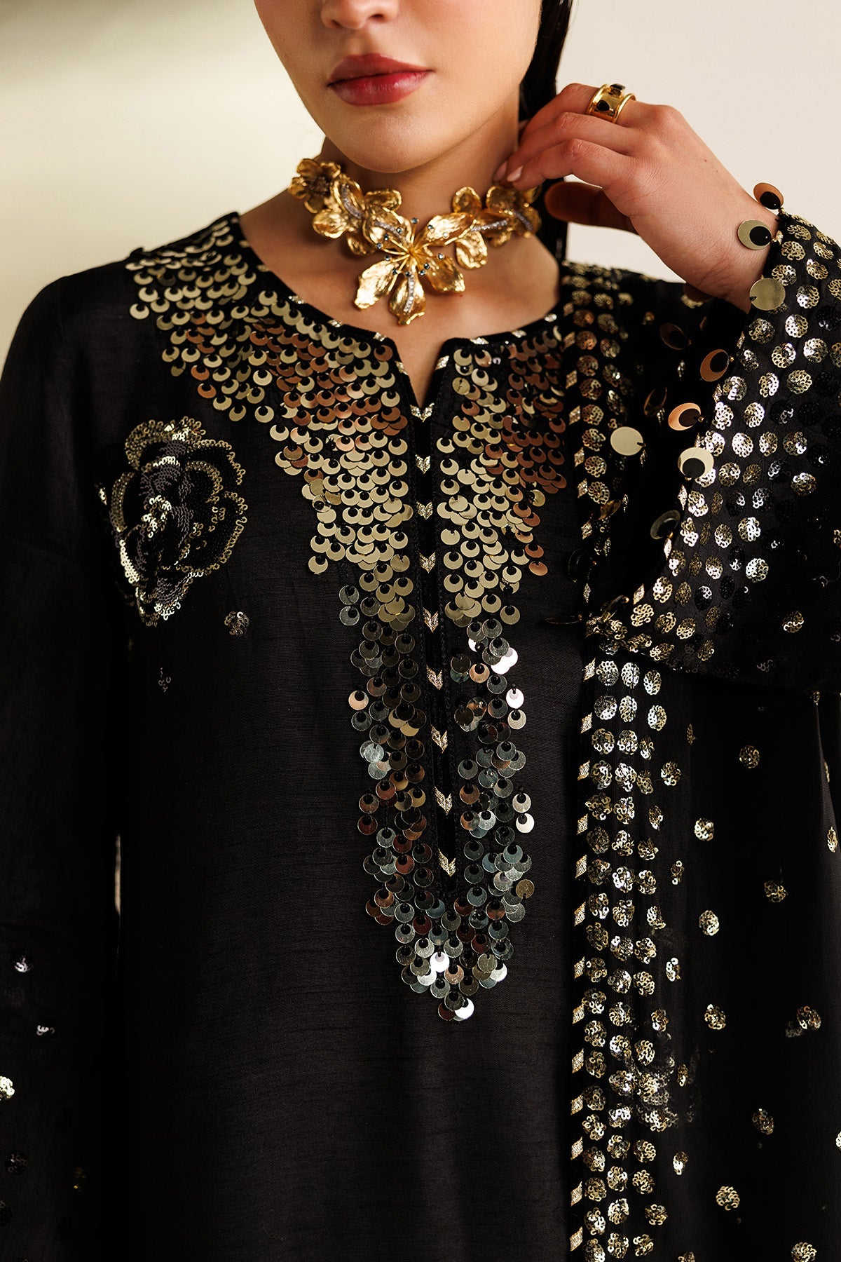 Jazmin UR-7065 embroidery close-up