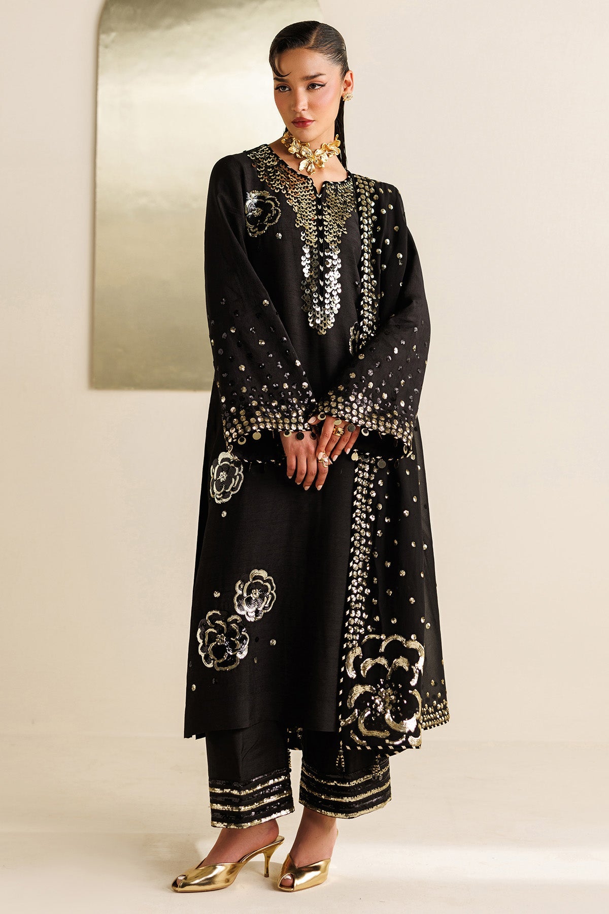 Jazmin UR-7065 embroidered raw silk suit at Raz Ruya