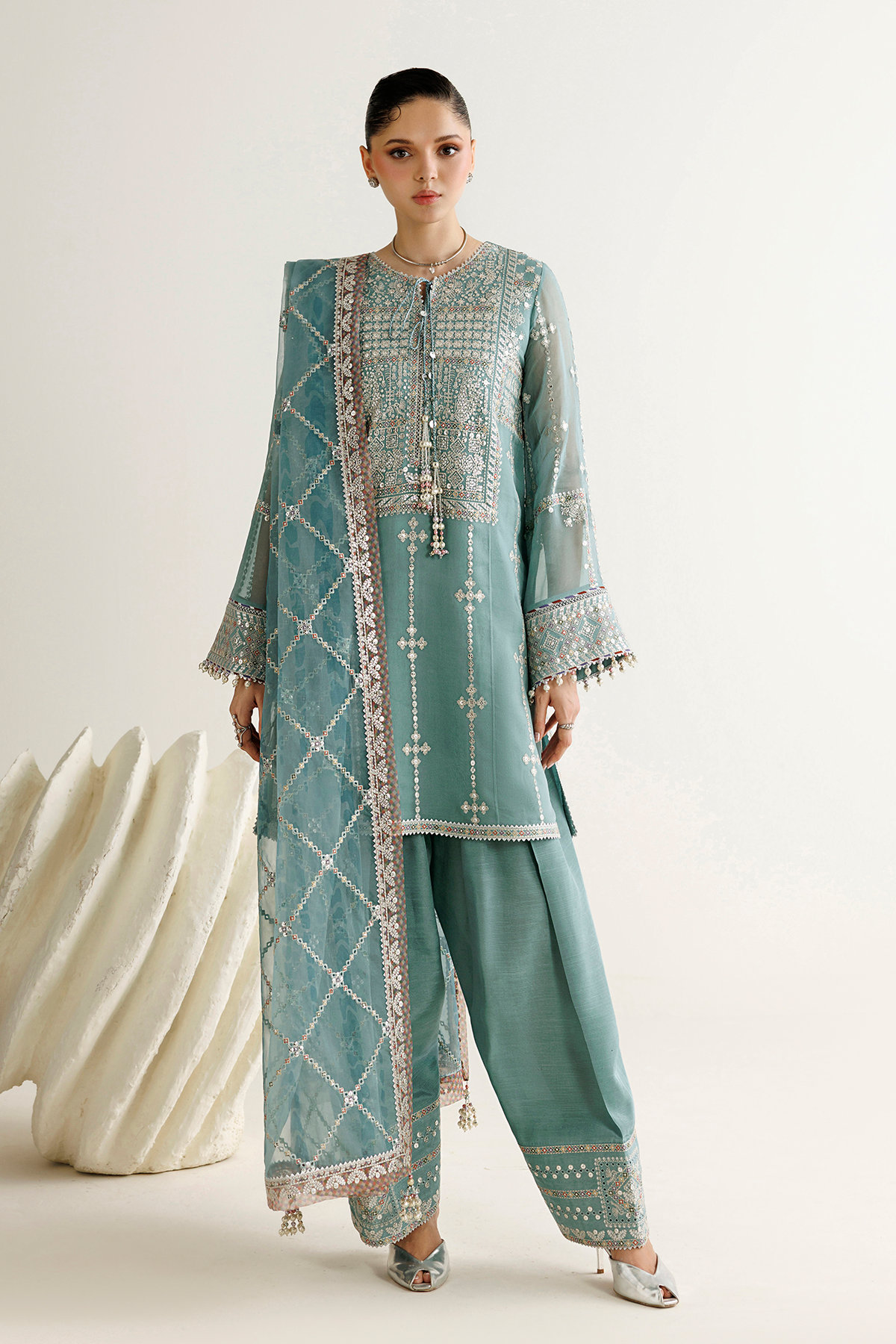 Jazmin UC-3138 embroidered silk borders detail