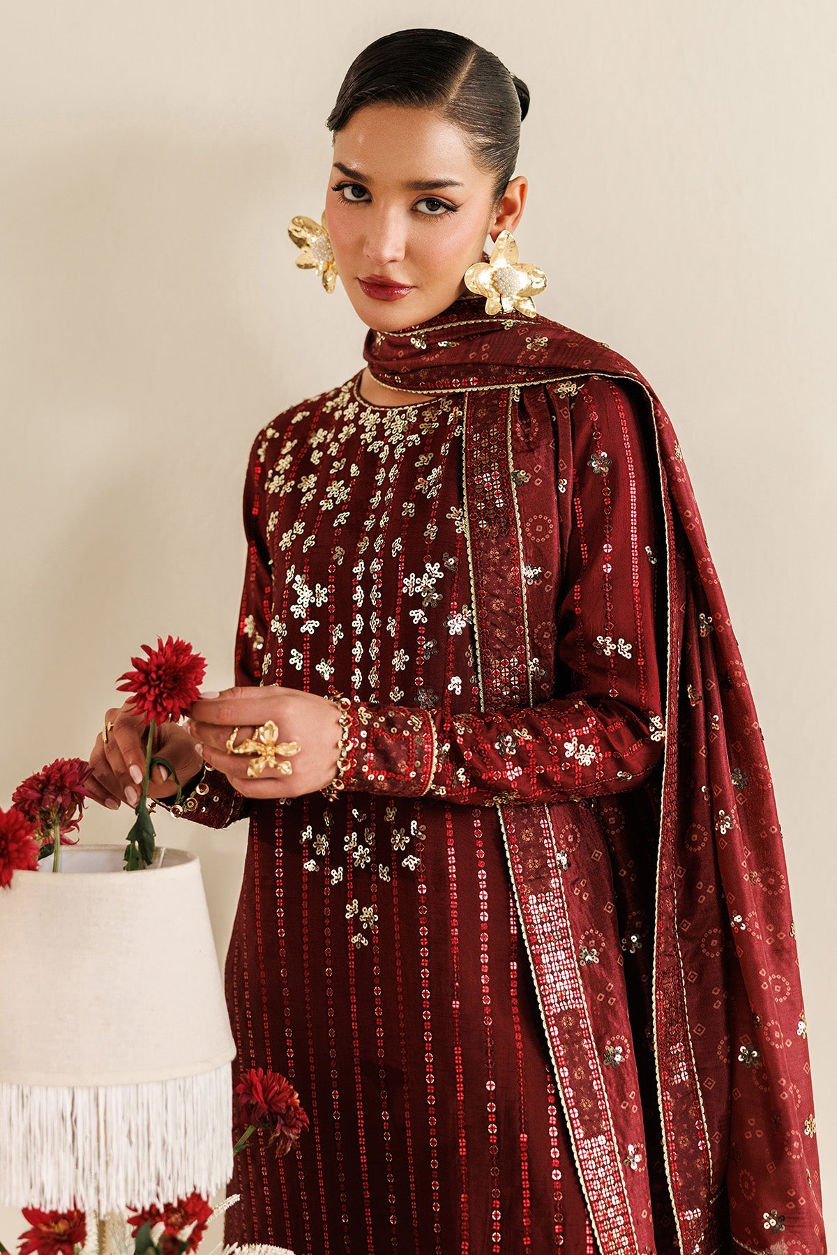 Jazmin UR-7070 embroidered borders detail