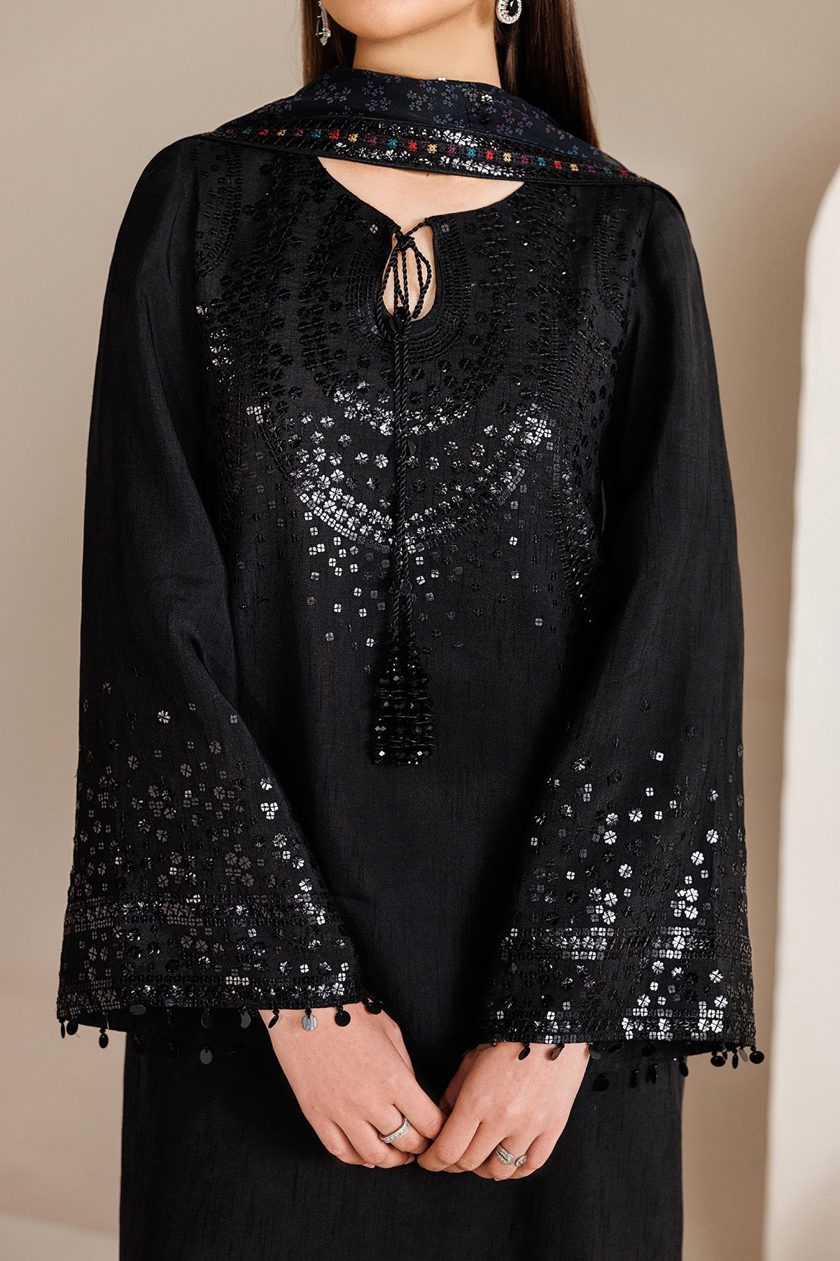 Jazmin UR-7081 embroidered sleeve border