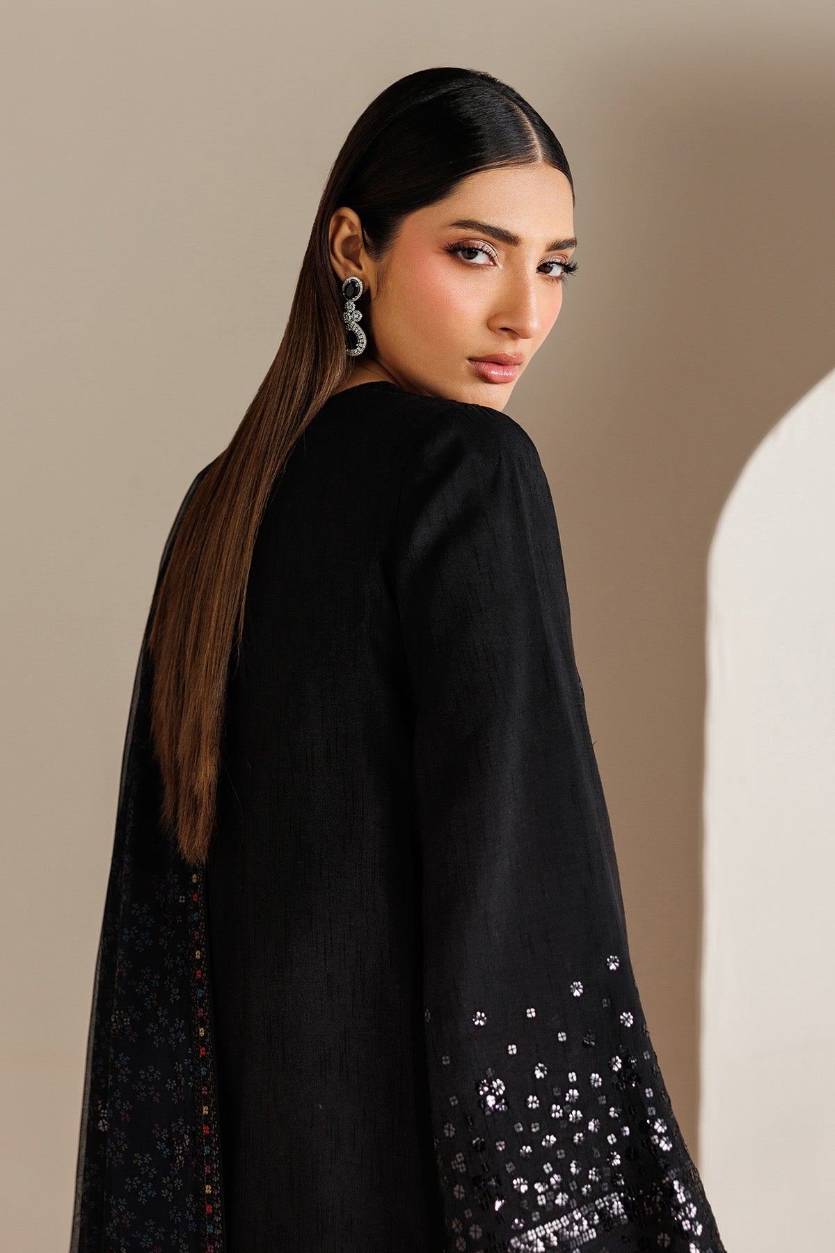 Jazmin UR-7081 embroidered raw silk close-up