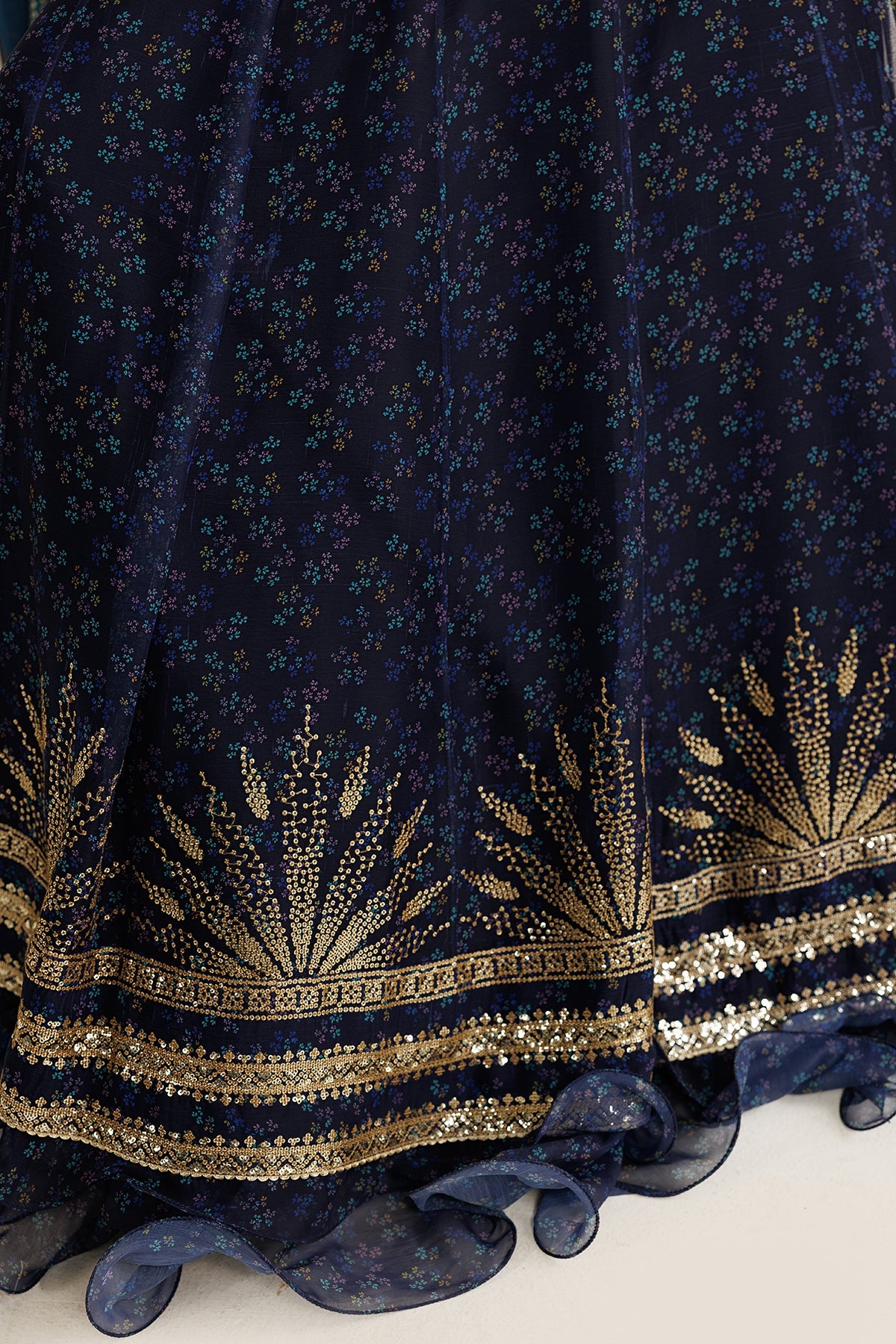Jazmin UC-3103 embroidered borders close-up
