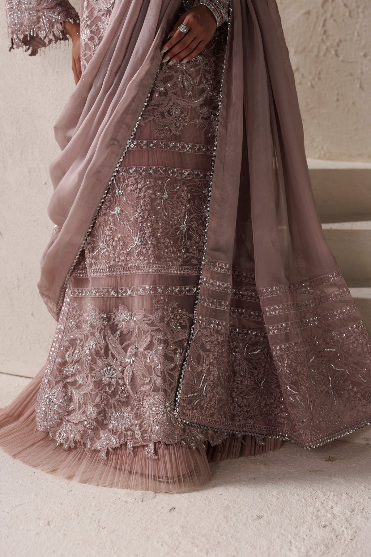 Akbar Aslam Lueur floral embellishment close-up