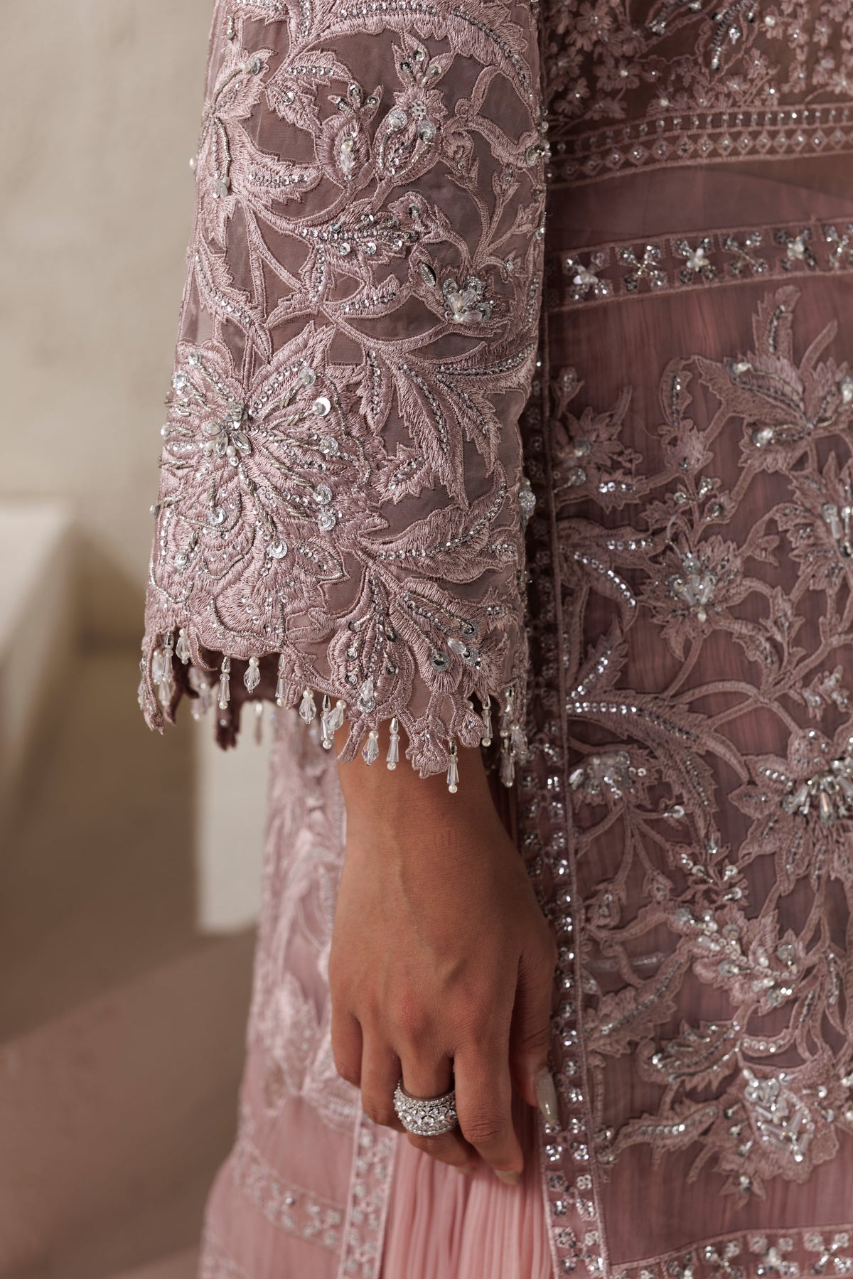 Akbar Aslam Lueur embroidery detail