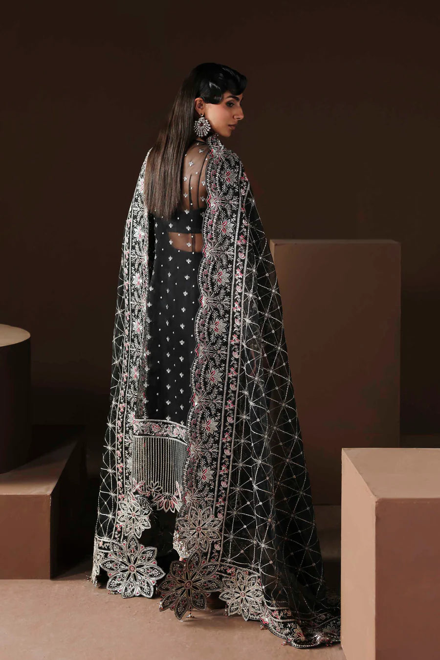 Shop organza embroidered saree with hand embellished blouse, pallu & borders. Includes raw silk inner—perfect for weddings & festive occasions.