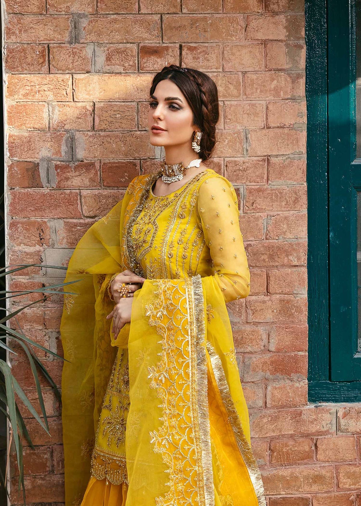Akbar Aslam Cailin embroidered organza lehenga close-up