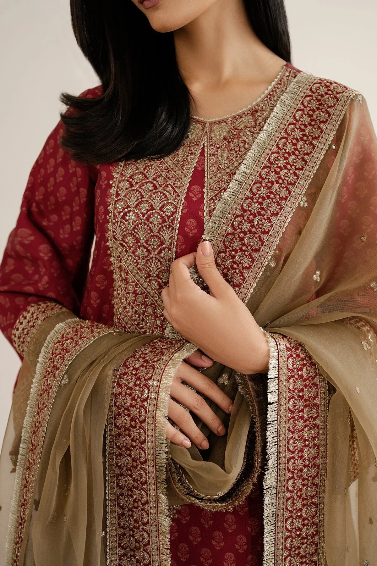 UR-7057 blends digital print and embroidery on raw silk with detailed borders and organza dupatta. A timeless yet modern look for formal or festive events.
